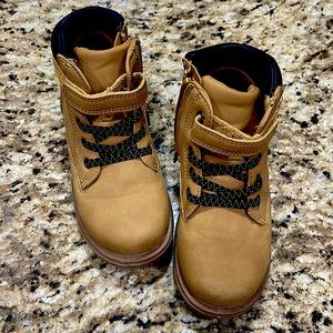 Boys zip up boots